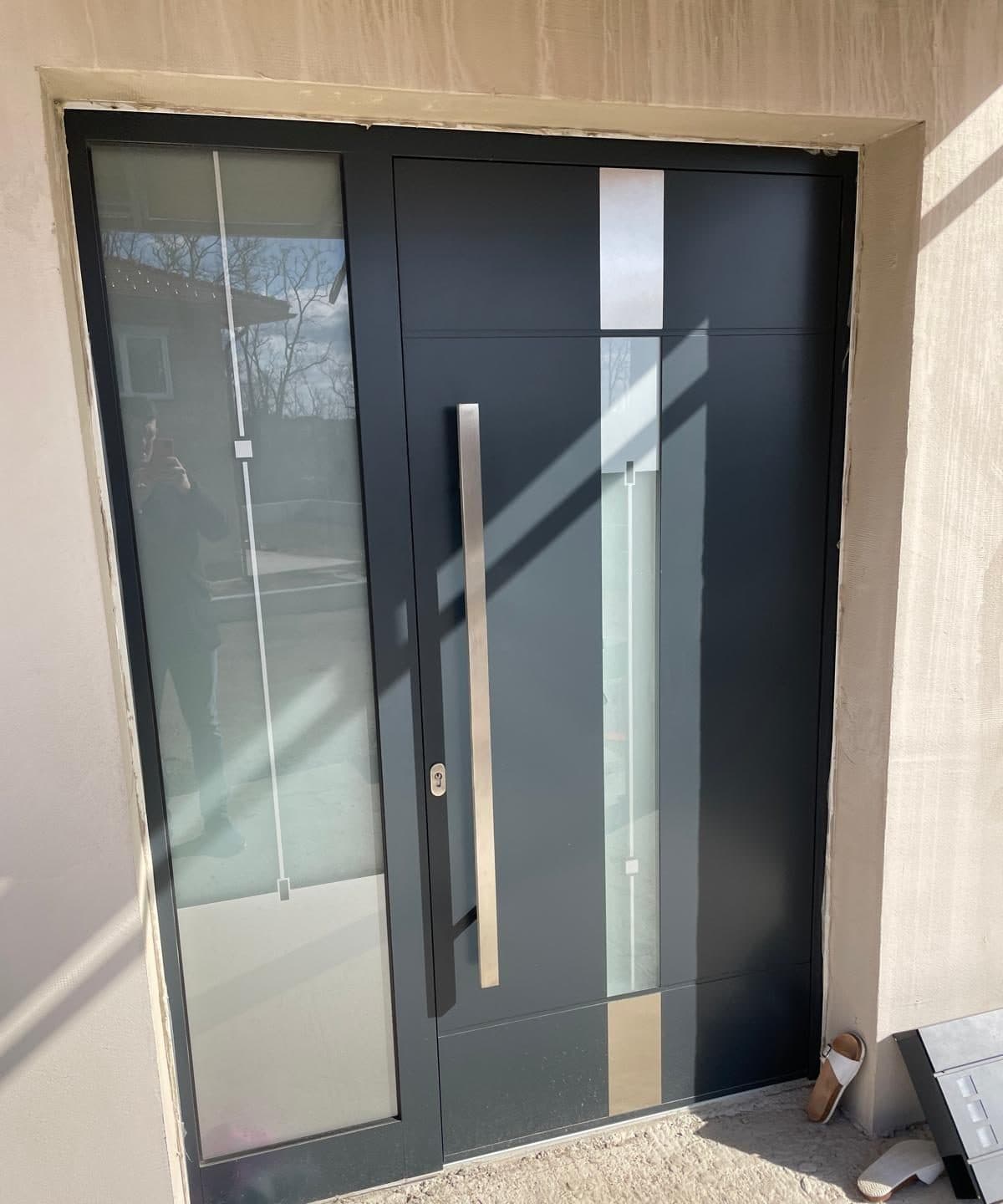 Anthrazitfarbene Aluminium-Haustür mit Glaselement und Stangengriff