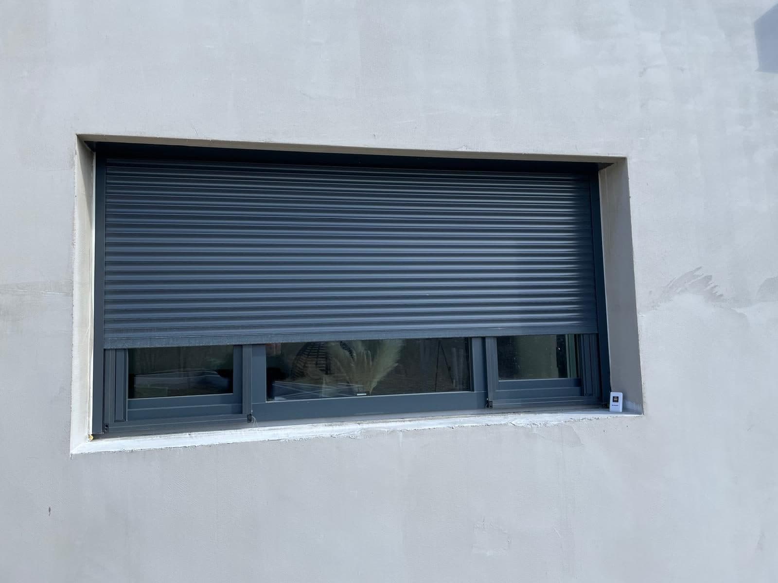 Fenster mit außenliegendem anthrazitfarbenem Rollladen